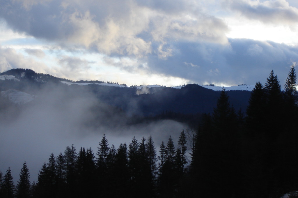 Горы туманят