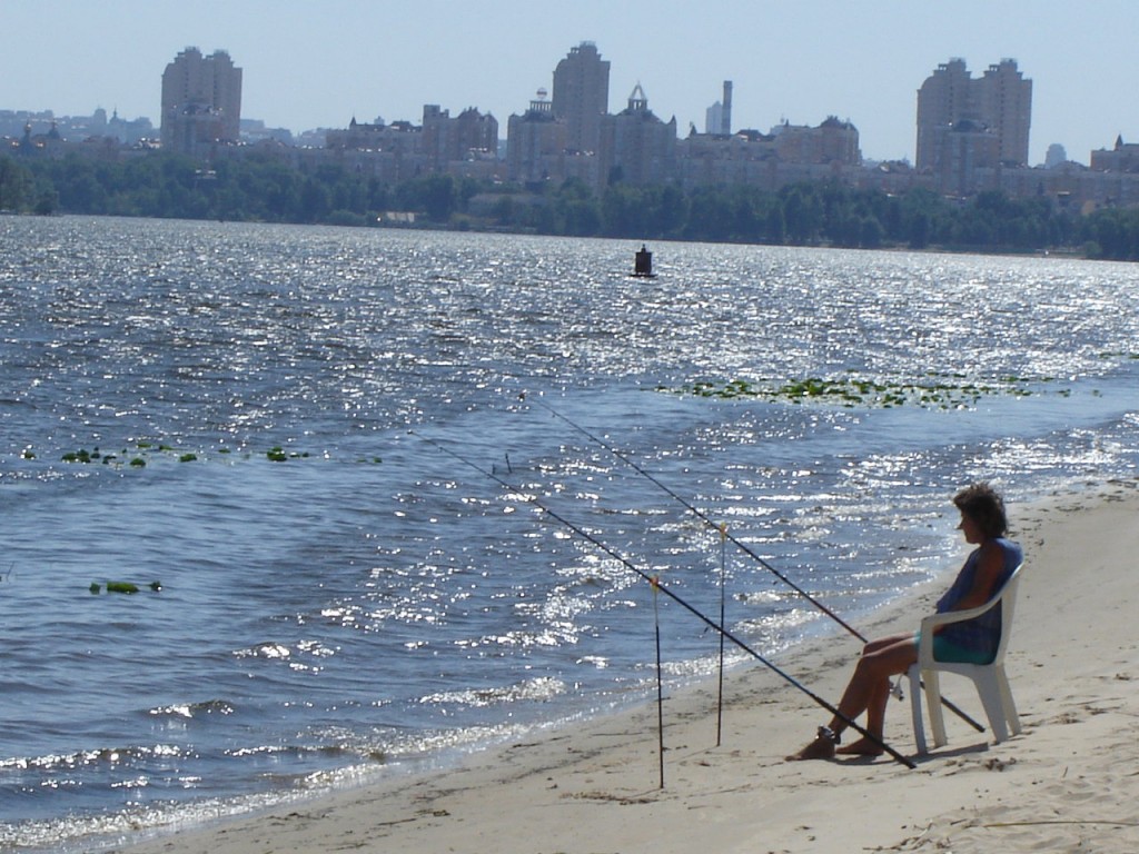 Она ловит рыбу, а я ловлю ее в объектив