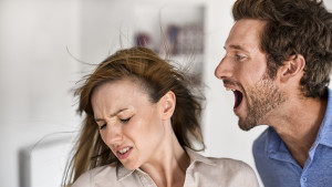 орет на жену