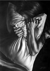 ПЛАЧЕТ В ПОДУШКУ