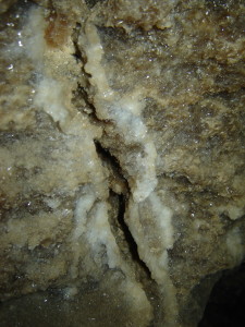 тріщина на стінах печери