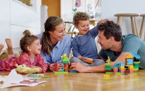 Дети играют с родителями