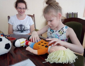 девочка с куклой